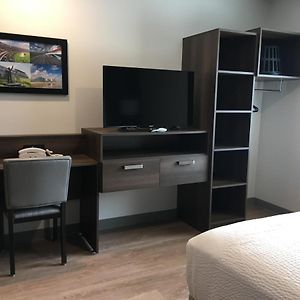 Zimmer mit Queensize-Bett für Gäste mit Behinderungen